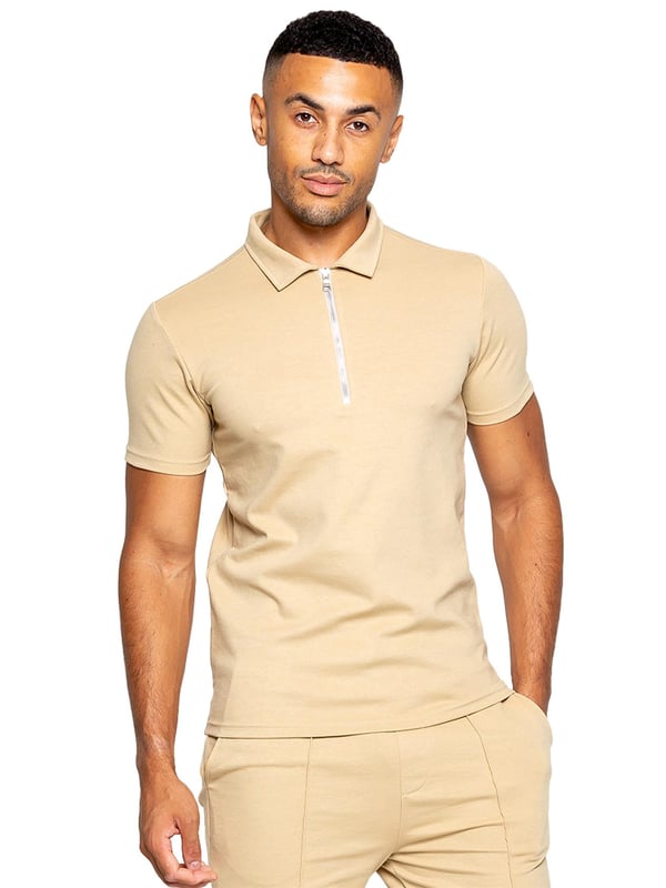Das Enzo Milano Poloshirt besticht durch ein anspruchsvolles Kragendesign mit einem Viertelreißverschluss, das eine moderne Wendung eines klassischen Stils bietet. Die kurzen Ärmel und der sorgfältig genähte Saum tragen zu einem polierten, raffinierten Erscheinungsbild bei, das sich sowohl für legere als auch semi-formelle Anlässe eignet. Hergestellt aus hochwertigem Stretchstoff, gewährleistet dieses Poloshirt außergewöhnlichen Komfort und Bewegungsfreiheit, was es zur idealen Wahl für den ganzen Tag macht.