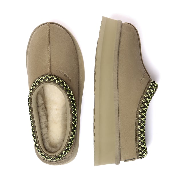 Entra en la sofisticación y la comodidad con las zapatillas de plataforma Wonga, que cuentan con una elegante suela de plataforma. Con cinco versátiles opciones de colores neutros, incluidos el castaño y el oliva, estas zapatillas realzan sin esfuerzo cualquier conjunto con discreta elegancia.