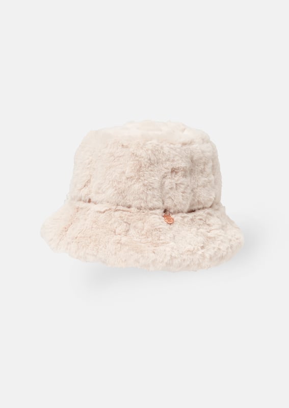 Behold our luxuriously soft faux fur bucket hat for girls. The ultimate accessory for the colder months.
