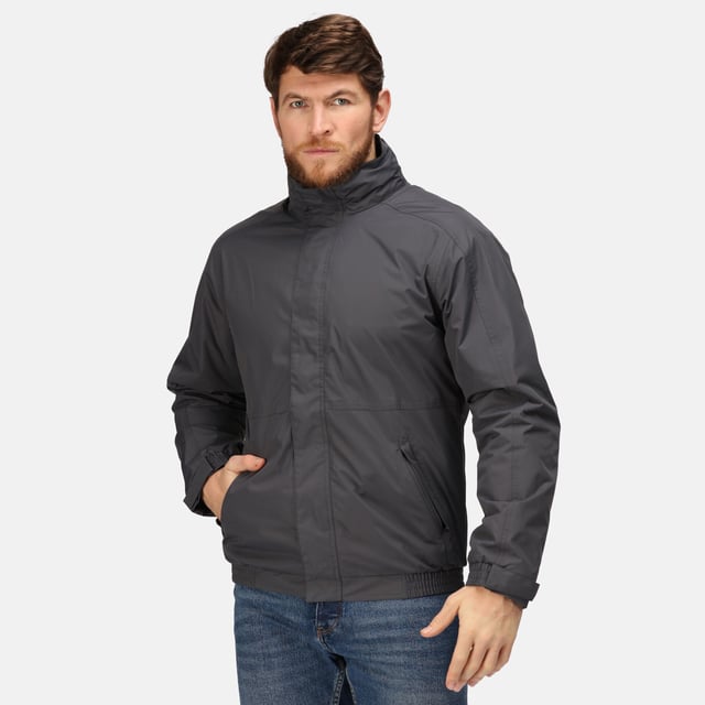 Verschweißte Nähte. Wasser- und winddichter Stoff. Kragen und Körper mit Fleece gefüttert. Polyamid-gefütterte Ärmel mit Thermo-Guard-Isolierung. Innenseite: Körper aus Symmetry-Fleece der Serie 250 mit Antipill-Futter. Verdeckte Kapuze. Verstellbare Manschetten. 2 untere Reißverschlusstaschen. Handytasche. Sturmklappe mit Klettverschluss. Die meistverkaufte Jacke der Regatta. Verdeckter Reißverschluss im Futter für den Zugang zu Stickereien. Auch in Kindergrößen erhältlich, Code TRW418. *4XL nur in Schwarz und Marine erhältlich. Material: Wasserdichtes Hydrafort Polyester. S (38: Passform (innen)). M (40: Passform (innen)). L (42: Passform (ins)). XL (44: Passform (innen)). 2XL (47: Passform (ins)). 3XL (50: Passform (ins)). 4XL (53: Passform (ins)). REGATTA Outerwear - ein umfassendes Angebot an Werbe- und Firmenkleidung, die sich für die freie Natur eignet, zu überraschend günstigen Preisen.