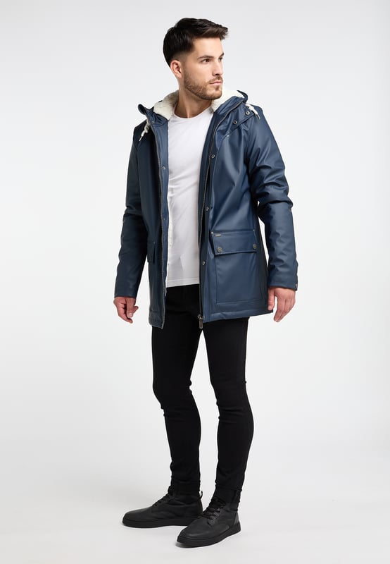 Eine für alles! Die kilata Regenjacke von ICEBOUND hält Sie nicht nur trocken, sondern auch warm. Verantwortlich dafür ist das kuschelweiche Webpelzfutter in Teddyoptik, das sich auch in der Kapuze wiederfindet. Von außen betrachtet sind es die versiegelten Nähte und das beschichtete Obermaterial, das Sie vor Regen und Nässe schützt. Die große Kapuze mit Tunnelzug und Kordel, verstellbare Ärmelenden, der sicher verdeckte Reißverschluss sowie die geräumigen Pattentaschen, die auch gleichzeitig als seitliche Eingrifftaschen dienen, runden die Sorglos-Performance der marinefarbenen Jacke gelungen ab.  Regenjacke mit Webpelzfutter in Teddyoptik