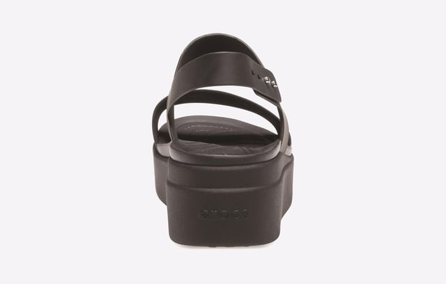 Der Brooklyn Low Wedge bietet Höhe und Komfort und ein superweiches Fußbett, das den ganzen Tag über Halt gibt.
- Elegante Zwei-Riemen-Silhouette mit Fersenriemen für absolute Sicherheit- Revolutionäres LiteRide-Schaumstoff-Fußbett für hervorragenden ganztägigen Komfort- Leichtes Croslite-Fundament minimiert Ermüdung- Weiches, flexibles Matlite-Obermaterial fühlt sich vom ersten Tag an eingefahren an