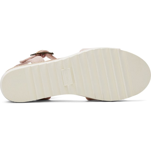 De Diana Sandal is een halfhoge plateau sleehak met een ultralichte tussenzool, een stijlvol touw wrap detail en een verstelbaar enkelbandje voor een gemakkelijke, veilige pasvorm.