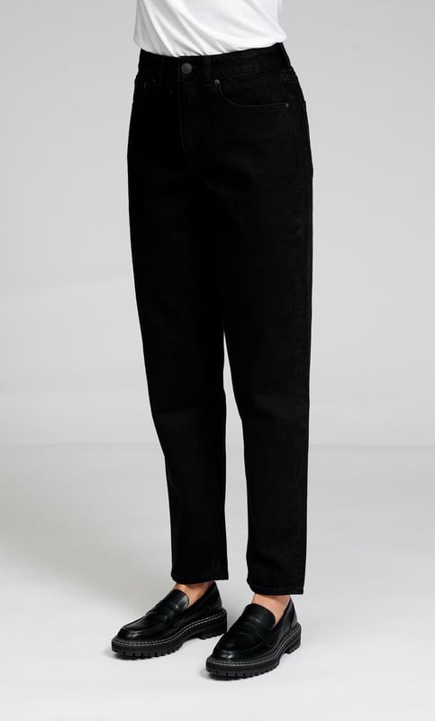 Mama-Jeans von TeeShoppen
Stylische und bequeme Jeans von TeeShoppen. Jeans sind das ganze Jahr über perfekt und eine offensichtliche Wahl für jedes Outfit. Eine gute und bequeme Jeans kann jeden Look vervollständigen.
Die Jeans sind hier in der Farbe Schwarz abgebildet.

 Welche Größe hat die Jeans?  
Jeans können in 24 verschiedenen Größen ausgewählt werden. Siehe und wählen Sie die Größe unter "Größe".
Die Größen sind für Frauen angepasst.

 Über TeeShoppen
Preis und Qualität müssen nicht immer dasselbe sein, und das wollen wir mit unseren Produkten von TeeShoppen unterstreichen. Das Ziel unseres Sortiments ist es, Ihnen die Möglichkeit zu geben, Ihre Garderobe mit einfachen und gleichzeitig modernen Kleidungsstücken zu ergänzen. Aber auch wenn die Kleidung einfach ist, haben wir keine Kompromisse bei der Qualität oder dem Design gemacht. Die Kleidungsstücke sind aus luxuriösen Materialien gefertigt, die angenehm zu tragen sind und sich für jede Gelegenheit stylen lassen. Suchen Sie einen Ort, an dem Sie zeitlose Kleidung für Männer und Frauen finden? Bei TeeShoppen zahlen Sie nicht für teure Marken und Kosten - nur für Qualität und Service. Und so wie sich die Modewelt ständig verändert, erweitern wir auch ständig unser Angebot.