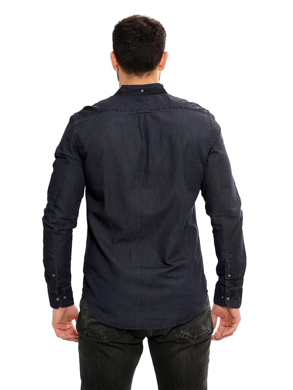 Crafted with Lightweight and Breathable Cotton, these Gant Originals features a Button Down Collar and the Brands Classic Logo on Chest. The Regular Fit Oxford Shirt is a classic preppy essential that will carry you through the warmer months and beyond.