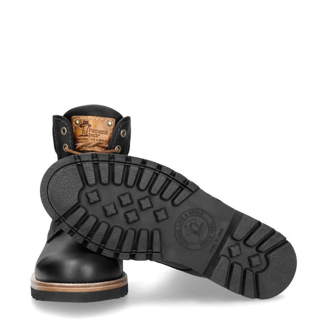 Steigen Sie mit Stil und Komfort aus mit Panama Jack-Stiefeln. Egal, ob Sie über schroffe Landwege wandern oder durch Stadtstraßen navigieren, der originale Panama Jack 03 C27 Herren-Schnürstiefel ist Ihr perfekter Begleiter. Im klassischen Design mit schlichter runder Spitze und schwarzem, gepolstertem Lederkragen strahlen diese Stiefel zeitlose Eleganz aus. Die kontrastierenden Schnürsenkel sorgen für einen Farbtupfer, während die genähte schwarze Commando-Sohle für Haltbarkeit und Stabilität in jedem Gelände sorgt. Für die Herren sind die schwarzen Panama Jack 03 Schnürstiefeletten für Herren so konzipiert, dass sie den Elementen standhalten. Mit einem wasserdichten, glatten Nubuk-Obermaterial, einem weich gepolsterten Knöchelschaft und einem warmen Futter halten diese Stiefel Ihre Füße kuschelig und trocken. Das geprägte Logo an der Ferse und die silbernen sechseckigen Metallösen verleihen ihrem robusten Charme einen Hauch von Raffinesse. Hauptmerkmale: Klassisches Design: Die Panama 03-Stiefel vereinen Design, Qualität und Komfort nahtlos und bieten eine zeitlose Ästhetik für Männer und Frauen. Vielseitiger Tragekomfort: Egal, ob Sie die Straßen der Stadt erkunden oder Bergpfade erobern, diese Stiefel sind perfekt für alle Ihre täglichen Abenteuer. Wasserdichte Konstruktion: Diese Stiefel sind aus wasserdichtem Vintage-Nappaleder mit Lederfutter gefertigt und sorgen dafür, dass Ihre Füße bei jedem Wetter trocken und bequem bleiben. Anatomische Unterstützung: Genießen Sie verbesserten Komfort und Hygiene mit der anatomisch geformten Innensohle, die eine perfekte Passform für Ihre Füße bietet. Langlebig und rutschfest: Die Gummiaußensohle bietet Flexibilität, Haltbarkeit und rutschfeste Traktion und sorgt für Stabilität auf verschiedenen Oberflächen. Hergestellt in Spanien: Mit einer Schafthöhe von 18 cm werden diese Stiefel fachmännisch in Spanien gefertigt, um höchste Handwerkskunst und Qualität zu gewährleisten. Schlüpfen Sie in die Stiefel von Panama Jack und erleben Sie die perfekte Mischung aus Stil, Haltbarkeit und Komfort für Ihre alltäglichen Abenteuer. Diese Stiefel wurden für alle entwickelt, die Wert auf Qualität und Handwerkskunst legen und sind Ihr vertrauenswürdiger Begleiter, wohin auch immer Ihre Reise Sie führt