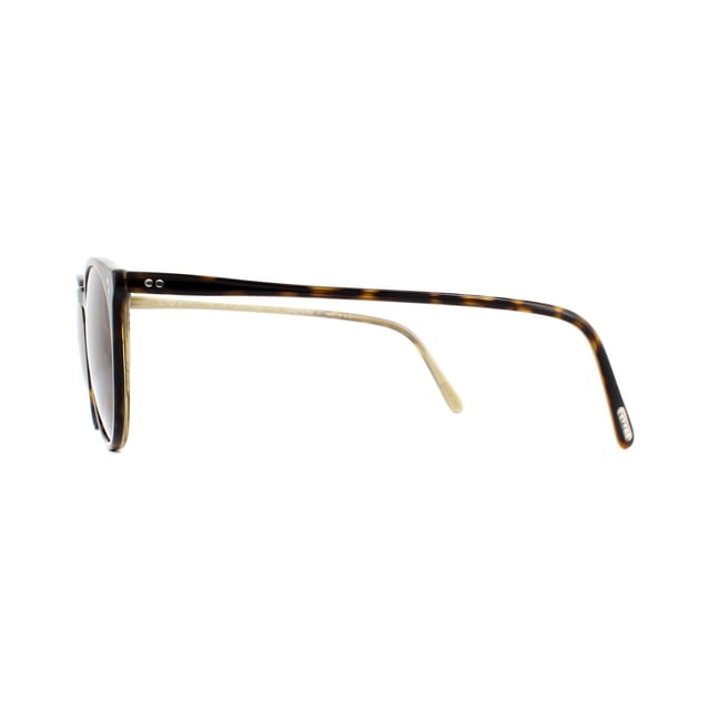Las gafas de sol Oliver Peoples O'Malley 5183S 166653 Horn Brown están inspiradas en la montura clásica que llevaba el antiguo propietario de La Dodgers. Esta forma icónica es uno de los diseños más reconocibles de Oliver Peoples, con lentes redondas distintivas, placas grabadas a mano y un puente en forma de ojo de cerradura. Las elegantes patillas mantienen el logotipo de Oliver Peoples en las puntas. Cada par individual se fabrica totalmente a mano, lo que da como resultado patrones únicos formados para cada montura.