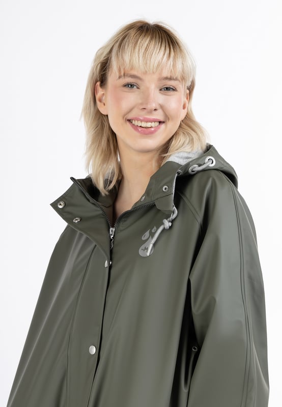 La veste de pluie de myMo est très tendance avec sa forme large de poncho. De plus, le matériau enduit est non seulement imperméable à l'eau mais aussi au vent grâce aux coutures scellées et protège ainsi parfaitement contre toutes les conditions météorologiques. La doublure intérieure est en jersey doux, ce qui rend le vêtement encore plus confortable. Une grande capuche avec des cordons de serrage et un cordon scintillant, des poignets réglables et une longueur optimale assurent également une protection durable. Des trous de circulation d'air efficaces sous les bras permettent une bonne respirabilité. Les œillets, les boutons et d'autres petits détails ont été décorés avec de beaux logos estampés très stylés.Remarque importante concernant les tailles : comme la veste a une forme oversize particulière, elle est compatible avec plusieurs tailles : taille XS/S - va jusqu'à la taille 42/44 taille M/L - va jusqu'à la taille 46/48 taille XL/XXL - va jusqu'à la taille 50/52