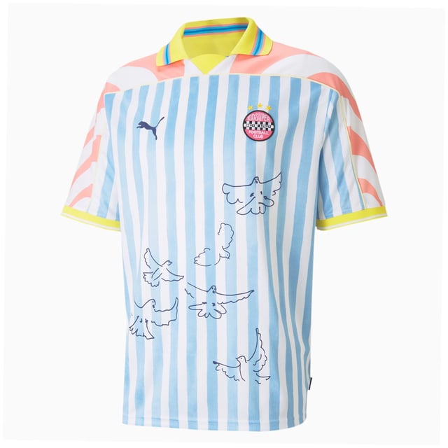 Puma x KidSuper Studios Men's Multicolored Football Jersey, een levendige en creatieve samenwerking tussen Puma en KidSuper Studios, bekend om hun unieke en artistieke ontwerpen. Dit voetbalshirt voegt sport en kunst samen en is een uniek exemplaar dat zowel op als naast het veld opvalt.

Belangrijkste kenmerken:

 Puma x KidSuper-samenwerking:  Dit voetbalshirt is het resultaat van een speciale samenwerking tussen Puma en KidSuper Studios. KidSuper Studios wordt geroemd om zijn fantasierijke en kleurrijke ontwerpen en deze samenwerking brengt hun artistieke visie naar de wereld van de sportmode.

 Veelkleurig ontwerp:  Het shirt heeft een boeiend en veelkleurig ontwerp dat vanuit elke hoek in het oog springt. De combinatie van felle kleuren en unieke patronen laat de creatieve flair van KidSuper Studios zien en onderscheidt dit shirt van traditionele voetbalkleding.

 Eersteklas materialen:  Gemaakt van hoogwaardige materialen, zorgt dit shirt voor comfort en duurzaamheid tijdens intense sportactiviteiten. De stof is ademend en vochtafvoerend, zodat je koel en droog blijft op het veld.

 Op voetbal geïnspireerde kenmerken:  Het ontwerp van het shirt bevat elementen die geïnspireerd zijn op traditionele voetbalshirts, zoals de klassieke ronde hals en korte mouwen, voor optimale prestaties tijdens voetbalwedstrijden.

 KidSuper Studios-logo:  Het KidSuper Studios logo en branding zijn prominent weergegeven op het shirt, wat de artistieke identiteit en creativiteit van de samenwerking weerspiegelt.

 Veelzijdige stijl:  Dit shirt is perfect voor voetbalwedstrijden, maar het unieke ontwerp maakt het ook geschikt om casual te dragen. Combineer het met jeans of shorts voor een opvallende streetstyle-look die je liefde voor sport en kunst laat zien.