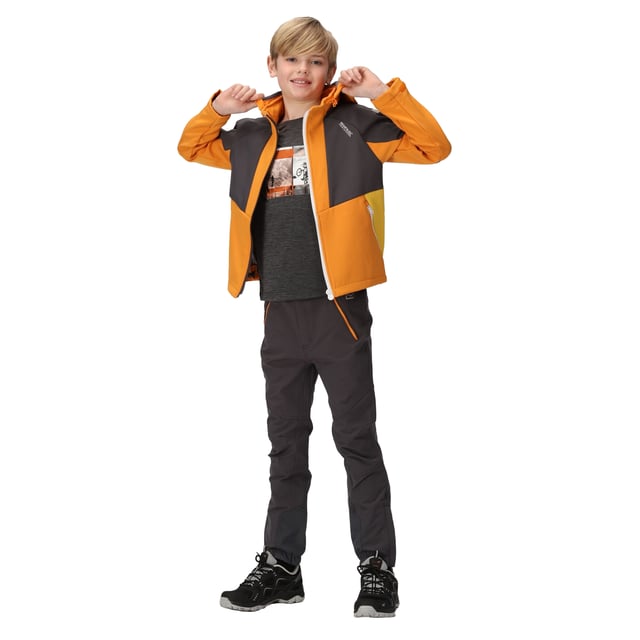 Materiaal: 96% polyester, 4% elastaan. Stof: Softshell, rekbaar. Ontwerp: Badge, contrast, logo. Stoftechnologie: Ademend, DWR-afwerking, waterdicht, weersbestendig, winddicht. 360-graden reflectie, interne ritsbeschermer, gedrukt naamlabel, reflecterende afwerking. Halslijn: Capuchon. Mouwtype: Lange mouwen. Capuchonkenmerken: Afneembare capuchon, elastisch. Zakjes: 2 zijzakken, rits. Sluiting: Volledige rits. 10000g/m²/24 uur. Zoom: Verstelbaar, schokkoordzoom.