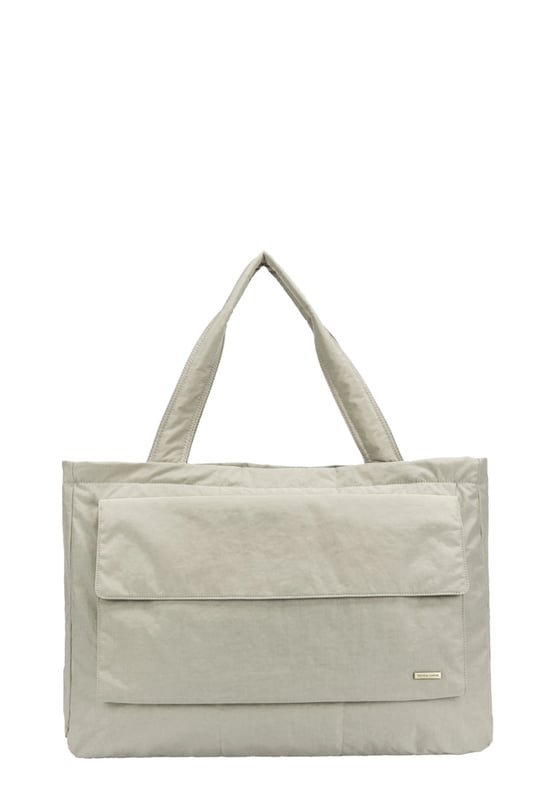The Oversized Landscape Tote is the perfect travel companion for carrying your overnight goods or everyday essentials. The bag features one large main compartment with an oversized flap over zip pocket to the front. Features: , Zip top opening, Front oversized flap over zip pocket, Rear zip pocket, SMITH & CANOVA antique brass logo, Branded antique brass zips, Padded shoulder handle, Internal 15 inch padded laptop sleeve, Internal zip pocket, 2 Internal mobile phone slip pockets - fits normal and plus size smart phones, 3 Internal pen slip pockets Style Ref: 92684 STONE