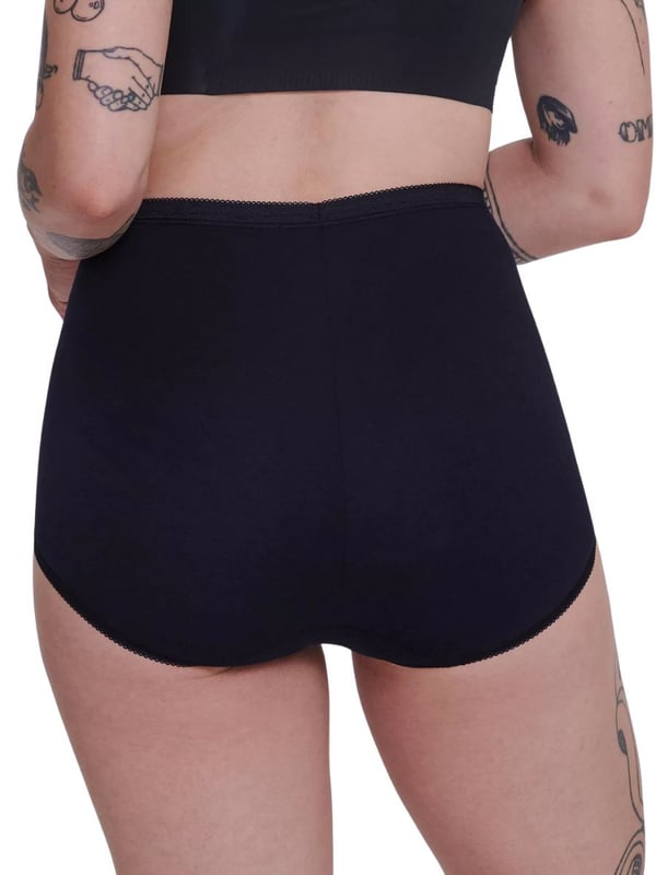 Maxi Slip für Frauen im praktischen 4er Pack von der Marke Sloggi. Einfarbige Shorts mit kleiner Spitze am Bund und Beinabschluss. Hoher Tragekomfort und perfekte Passform.