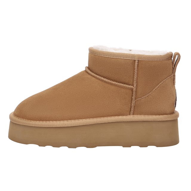 Ervaar het luxueuze comfort als je je voeten in een paar Heron Ultra Mini Platform Boots steekt, waarbij de Australische schapenvachtwol je omhult met zijn zachtheid en warmte. Gemaakt van rundsuède met een waterafstotende werking. coating aangebracht op het oppervlak, met deze nieuwe Heron Ultra Platform-laarzen kan het niet fout gaan. Specificatie: Bovenwerk van koeiensuède Warme schapenvacht-wollen voering Zachte schapenvacht Wollen binnenzool EVA-zool Technologieën: Water & Vlekbestendig bovenwerk Slipvaste buitenzool