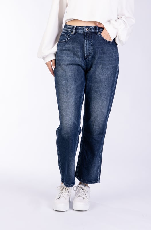 Baggy-Jeans mit mittelhohem Bund und Gürtelschlaufen. Five-Pocket-Stil und weites Bein. Reißverschluss und Knopf vorne