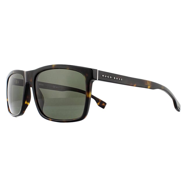 Hugo Boss 1036 / S 086 QT Dark Havana Green Sonnenbrille ist ein einfacher und anspruchsvoller rechteckiger Stil für Männer. Hergestellt aus leichtem Acetat, sind sie bequem und einfach zu tragen. Das Hugo Boss-Logo auf jedem Tempel bietet Markenerkennung.