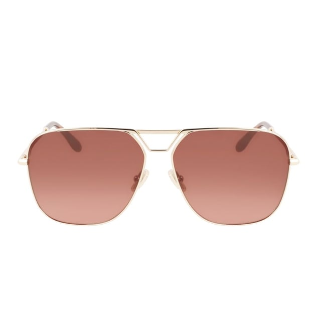 VB217S Sonnenbrille mit Metallrahmen.

 Form und Design:
 - Diese Victoria Beckham-Brille hat eine Pilotensilhouette.

 Rahmenmaterial:
 - Der Rahmen dieser Brille besteht aus Metall.
 - Die Verwendung von Metall verleiht dem Rahmen Haltbarkeit und Leichtigkeit.
 - Dadurch ist die Brille langlebig und angenehm zu tragen.

 Metallbügel:
 - Die Bügel bestehen aus Metall und Acetat.
 - Das Metall an den Bügeln macht sie leicht und angenehm zu tragen.

 Markendetails:
 - Gravur des Salvatore-Markenkürzels Victoria Beckham auf den Bügeln.
 - Diese Designelemente helfen dabei, das Modell eindeutig als Teil der Victoria Beckham-Brillenkollektion zu identifizieren.

 Gläser:
 - Die Linsen sind von hoher Qualität.
 - Diese Linsen bieten hervorragenden UV-Schutz und scharfe, klare Sicht.
 Maßnahmen: Linsenbreite: 61 mm. Brücke: 14 mm. Bügel: 140 mm.
 Komposition: Metall
 Pflege:
Verwenden Sie zum Reinigen Ihrer Sonnenbrille ein weiches, sauberes Mikrofasertuch. Diese Art von Tuch zerkratzt die Linsen nicht.
 Vermeiden Sie die Verwendung von scheuernden Reinigungsmitteln, Reinigungsmitteln, Alkohol oder Aceton, da diese Linsen und