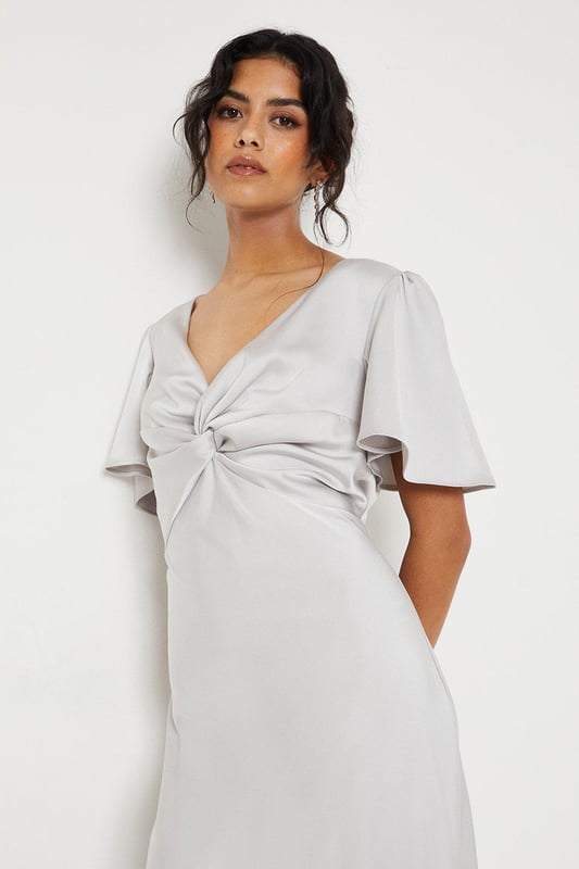 Made from satin, this elegant midi dress is not only stylish but also comfortable to wear. Whether you're attending a party or going out with friends, this dress will make you stand out. It's also a great option for bridesmaids, adding a touch of sophistication to any wedding.
