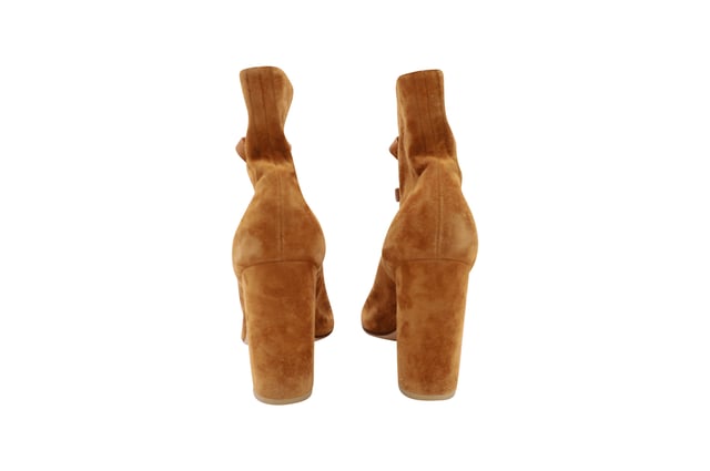 VINTAGE, RRP AS NEW
Infuse your summertime edit with bold 1980s-inspired glamour with these ankle boots from Gianvito Rossi. Crafted from soft beige suede, they are finished in an open-toe design with a lace-up cut-out detail. Set on a mid-height block heel, they are best worn with a midi skirt or classic jeans.

Gianvito Rossi Brooklyn Peep-Toe Ankle Boots in Brown Suede
Condition: excellent
Sign of wear: light wear on soles
SKU: 123962   
Size: US8.5
Material: suede