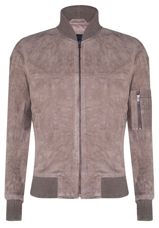 Inspirada en el estilo MA-1 de los años 50, esta chaqueta es un básico icónico de los conjuntos casuales y se ha vuelto más popular con el paso del tiempo. Presentamos esta chaqueta en nuestra gamuza de cabra de calidad para una sensación liviana y una apariencia suave que es distintiva de la gamuza, la chaqueta también presenta dobladillos y puños elásticos para mayor comodidad y una apariencia cónica. Esta chaqueta se mantiene minimalista con añadidos en la parte delantera restringidos a dos bolsillos sutiles en la cintura para ese estilo de bombardero limpio y un pequeño bolsillo en la manga. Recomendamos combinarla con jeans para un conjunto atemporal, sin embargo, esta es una prenda muy versátil, aún más gracias a la amplia gama de colores en los que ofrecemos esta chaqueta y, por lo tanto, puede usarse en prácticamente cualquier conjunto que elijas.