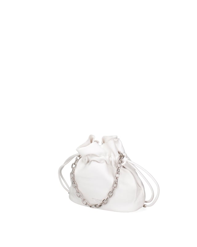 Bolso tipo bombonera para mujer. El cierre es con cremallera. Los bolsillos internos son uno con cremallera y otro abierto. Los bolsillos externos están ausentes. La correa para el hombro es ajustable y extraíble. El mango es de cadena. Hay un compartimento interno. El material exterior es PVC. Internamente está forrado en poliéster. Medidas: 22x24x12 cm. Producto de moda