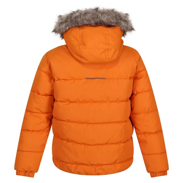 Regatta Childrens/Kids Faux Fur Trim Parka (Ahorn) Äußere Materialien: 100% Polyester. Stoff: Mikro-Popeline. Innenfutter: Polyester, Taft. Design: Abzeichen, Logo. Besätze: Reflektierend. Stofftechnologie: Strapazierfähig, isolierend, schnell trocknend, Thermo-Guard. Innere Reißverschlussabdeckung, gepolstert, gedrucktes Namensetikett, genähte Blenden. Manschette: Elastisch. Halsausschnitt: Kapuze. Ärmel-Typ: Langärmelig. Kapuzen-Merkmale: Kunstpelzbesatz, an der Kapuze angewachsen. Taschen: 2 Seitentaschen, Reißverschluss. Verschluss: Durchgehender Reißverschluss. Saum: Gummizug.