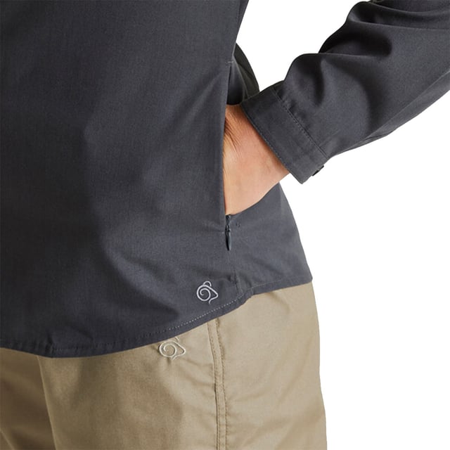 Gewebetechnik: Anti-Insekten-Behandlung, NosiDefence (40+SPF), Schnelltrockend, Sonnenschutz, Sonnenschutz. Baumwolle, Polyester. Design: Logo. Knopfverschluss. Schlaufe hinten, Ausschnitt-Knopf. Taschenart: 1 Brusttasche, Eine Seitentasche, Reißverschluss. Langärmlig. Nachhaltigkeit: Aus recyceltem Material. Rand: Polyester. Schaftrand zum Umklappen.