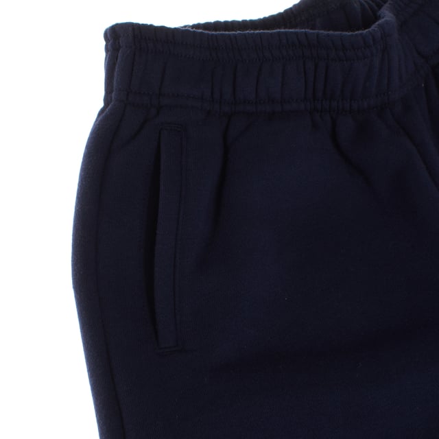 Pantalón deportivo para niña con un diseño cómodo y moderno. 

Confeccionado en un tejido suave, presenta una cintura elástica que garantiza un ajuste cómodo y fácil de poner y quitar. 

El pantalón cuenta con piernas anchas que ofrecen libertad de movimiento y un estilo relajado. 

Incluye bolsillos laterales prácticos para mayor funcionalidad, y el logotipo de GAP estampado en la parte delantera añade un toque distintivo. 

Perfecto para actividades cotidianas o para relajarse con estilo.
 Composición: 77% Algodón, 23% Poliéster
 Cuidados:
- Lavar a máquina con agua fría.
- Utilizar colores similares en el lavado.
- Evitar el uso de blanqueadores.
- Secar a baja temperatura en secadora.
- No planchar.
- No lavar en seco.