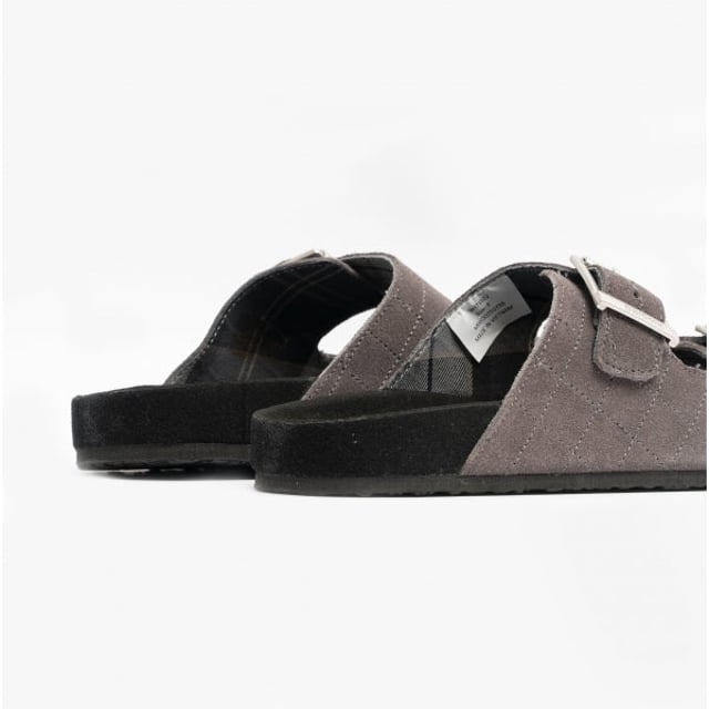 Barbour Barbour EDDIE Mens Suede Mule Slippers Dark Grey

 Upper Material: Suede

Lining Material: Nylon

Sole Material: Synthetic

Closure/Fastening: Slip-On

Features: Comfort,Breathable

Toe Shape: Round

Shoe Width: Regular

Item Weight: 0.5 KG

Heel Height: Flat (Under 2.5cm)

Slipper Style: Mule

Gift Boxed: No
Product Code: MHF0005GY98