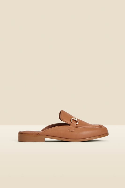 Dress from the feet up
Easy slip-on backless style
Wear-with-everything neutral
Timeless snaffle trim detail
They'll take you from work to weekend
We love them with white denim or linen trousers
