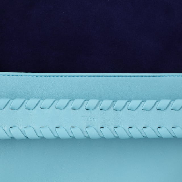 Klappenverschluss
gewebtes Motivdetail
100% Leder
Hergestellt in Italien
Höhe 18 cm
Breite 29 cm
Maße: Breite: 290 mm, Höhe: 180 mm