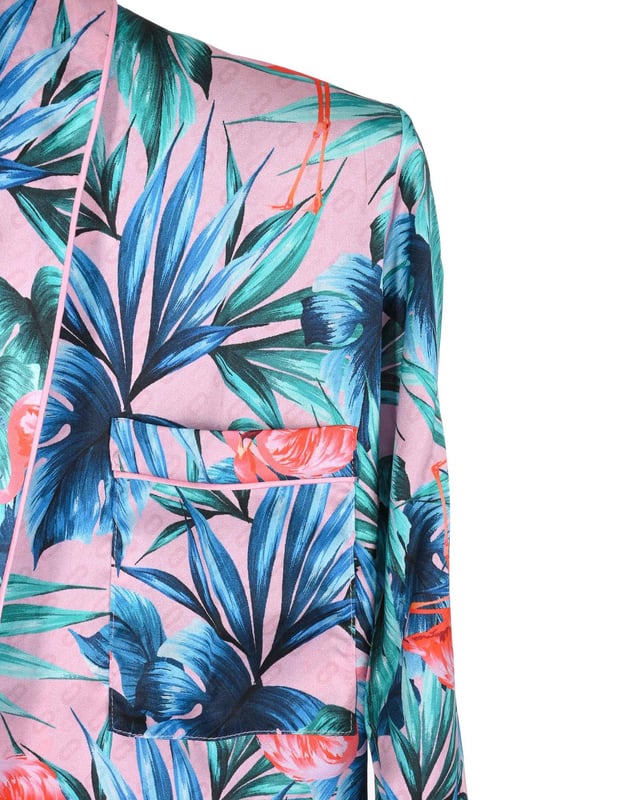 Pijama de seda pura con estampado de flamencos  
Hecho en colaboración con The Webster Miami  
Incluye pantalones largos suaves y una elegante camisa de manga larga con botones  
100% seda  
Hecho en Italia  
Perfecto para un look lujoso y refinado  
SEDA
