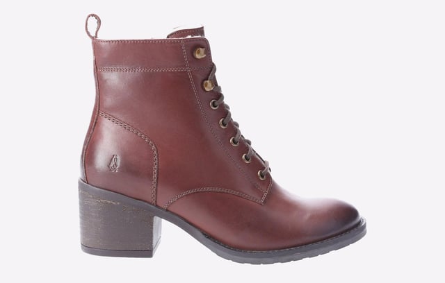 Hush Puppies Harriet Damenstiefel Aus Braunem Leder Hochwertiges Leder mit klassischem Aussehen und kräftigem Absatz, der Harriet-Stiefel sieht fantastisch aus, und dank seines weichen Schaffellfutters und des Memory-Foam-Innenraums werden Sie sich den ganzen Tag über auch fantastisch fühlen