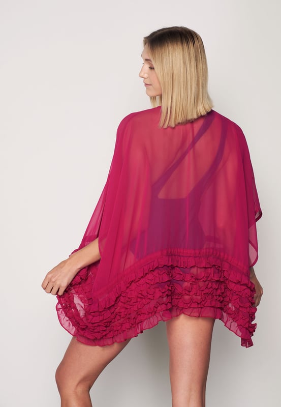 Herita Frill Gedetailleerde Kimono
-------------------------------------------------------------------
Verhoog je stijl met de Herita Frill Detailed Kimono, een veelzijdige en chique aanvulling op je garderobe. Deze kimono is gemaakt met minutieuze aandacht voor detail en heeft ingewikkelde franje details die een vleugje elegantie en speelsheid aan je look toevoegen. Het vloeiende silhouet en de lichtgewicht stof maken het een comfortabele en stijlvolle keuze voor elke gelegenheid. Of je je nu opmaakt voor een speciale gebeurtenis of een stijlvolle laag wilt toevoegen aan je alledaagse outfit, de Herita kimono met franje-details is de perfecte keuze voor moeiteloze en verfijnde mode.
-------------------------------------------------------------------
Artikel Punten:

* Intricate franje details: De Herita Frill Detailed Kimono heeft zorgvuldig bewerkte franje details die verfijning uitstralen.
* Vloeiend silhouet: Met zijn ontspannen en vloeiende silhouet biedt de kimono een comfortabele en stijlvolle pasvorm voor verschillende lichaamstypes.
* Veelzijdige styling: Deze kimono is geschikt voor zowel formele als casual gelegenheden en past bij verschillende outfits.
* Lichtgewicht Comfort: Gemaakt van lichtgewicht materialen, de kimono zorgt voor een comfortabel en ademend draagcomfort.
* Moeiteloze elegantie: Maak moeiteloos een fashion statement met het tijdloze ontwerp van de Herita Frill Detailed Kimono.
-------------------------------------------------------------------
Kwaliteit en Gebruik:
* Ervaar de mix van kwaliteit en stijl met de Herita Frill Detailed Kimono, ontworpen om je modespel te verbeteren.
-------------------------------------------------------------------
Ontwerp:
* De prachtige franjes en het elegante ontwerp van de kimono voegen een vleugje charme en verfijning toe aan elk ensemble.
-------------------------------------------------------------------
Wasmethoden:

* Zacht onderhoud: Zorg ervoor dat de kimono lang meegaat door hem op een zacht programma met koud water te wassen.
* Mild wasmiddel: Gebruik een mild wasmiddel om de zachtheid en kleur van de stof te behouden.
* Aan de lucht drogen: Leg de kimono na het wassen plat neer om aan de lucht te drogen en vermijd overmatige blootstelling aan zonlicht.
* Voorzichtig behandelen: Behandel de delicate details met zorg om de ongerepte staat te behouden.
* Moeiteloze styling: Verhoog je look moeiteloos met de Herita Kimono met franje en details, een veelzijdig stuk dat flair toevoegt aan elke outfit.
-------------------------------------------------------------------
Laat je verleiden door het raffinement van de Herita Frill Detailed Kimono, een must-have kledingstuk dat elegantie en comfort combineert in één chic pakket. Of je hem nu draagt over een jurk of afkleedt met een jeans, deze kimono verbetert moeiteloos je modequotiënt en voegt een vleugje luxe toe aan je ensemble.