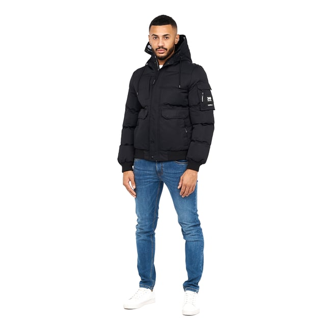100% Polyester. Design: bestickt, Logo. Mit Kapuze. Langärmlig. Wattiert, Gummi-Abzeichen. Bündchen: gerippt. Kapuzenmerkmale: anpassbar, mit Kordelzug, Kunstfell, angenähte Kapuze. Taschenart: Zwei Seitentaschen, Eine Armtasche, Klappenverschluss, Reißverschluss, 1 Brusttasche. Durchgehender Reißverschluss, Druckknopf. Saum: gerippt. S: 96,52 cm. M: 102 cm. L: 107 cm. XL: 112 cm. XXL: 116,84 cm.