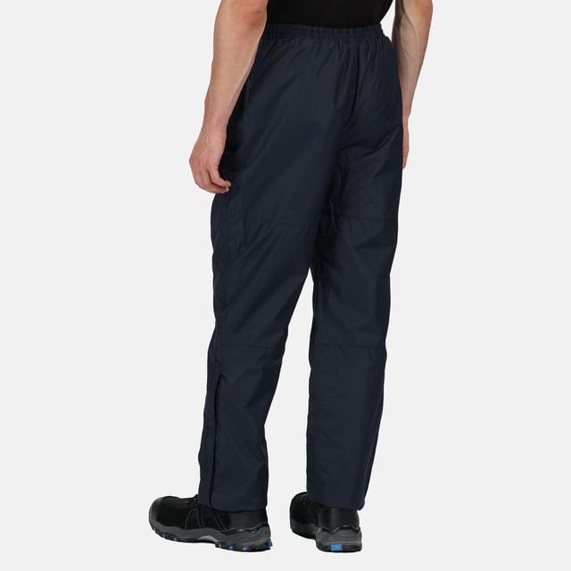 Waterdichte, ademende lintonbroek. Getapete naden. Elastiek in de taille en een beschermende laag op de knieën. 100% Polyester.