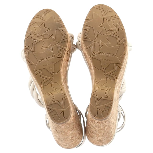 Jimmy Choo Diosa Wedge Rope Strap Sandals in White Leather VINTAGE, RRP AS NEW
Elevate your summer style with the Jimmy Choo Diosa Wedge Rope Strap Sandals in pristine white leather. These stunning sandals feature a sophisticated wedge design that adds height while ensuring comfort for all-day wear. The chic rope straps provide a unique and stylish twist, beautifully complementing the sleek leather finish. Perfect for casual outings or more polished events, these versatile sandals effortlessly transition from day to night. Embrace effortless elegance with these must-have sandals that bring a touch of luxury to your warm-weather wardrobe.
Jimmy Choo Diosa Wedge Rope Strap Sandals in White Leather
Condition: Very good
Signs of wear: Include Box., Minor signs of wear.
Packaging: Box, Dust bag
Color: White
Material: Leather
Size: EU43/UK10/US13
Measurements: Heel height: 140; Insole length: 320
SKU: NAPPUGBSH398016W