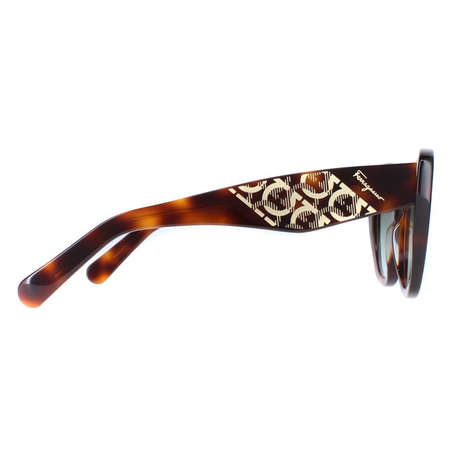 Las gafas de sol Salvatore Ferragamo SF1022S 214 gris tortuga degradado son unas finas monturas cat eye fabricadas en acetato ligero. El icónico logotipo de Salvatore Ferragamo está sutilmente grabado en las patillas, mostrando el toque característico de la marca.