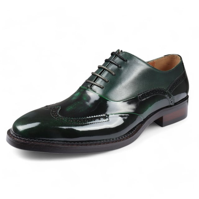 Causa una impresión audaz con los zapatos brogue de charol para hombre Justin Reess Harry en un llamativo color verde. Fabricados con charol verde vibrante, estos zapatos están diseñados para destacar y realzar tu atuendo formal. Con un diseño brogue clásico con perforaciones intrincadas y costuras decorativas, encarnan la elegancia y la sofisticación para cualquier ocasión. El cierre seguro con cordones permite un ajuste personalizado, lo que garantiza la comodidad durante todo el día. Fabricados con materiales de alta calidad y una artesanía experta, estos zapatos ofrecen durabilidad y longevidad, lo que los convierte en una elegante incorporación a tu guardarropa. Charol verde llamativo para una declaración audaz Diseño brogue clásico con perforaciones elegantes Cierre con cordones para un ajuste seguro y ajustable Construcción duradera para un uso duradero