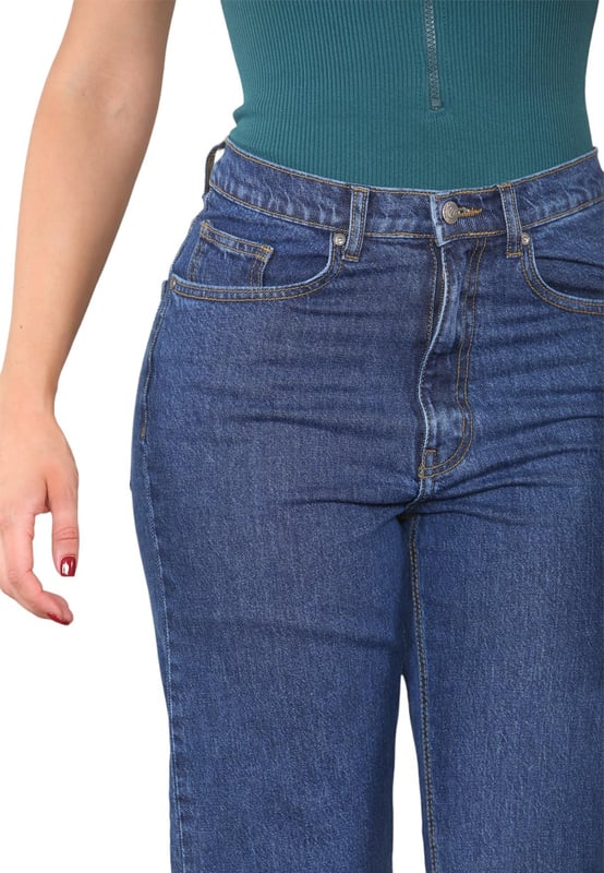 MYT dames hoge taille met een klassieke enkeljeans met rechte pijpen in normale en grote maten van UK 10 - UK 24. De binnenbeenlengte is 28 inch. MYT leren patch aan de achterkant van de taille. Deze jeans Slim Through Hip, Straight Through Leg. Knoopsluiting, ritssluiting.