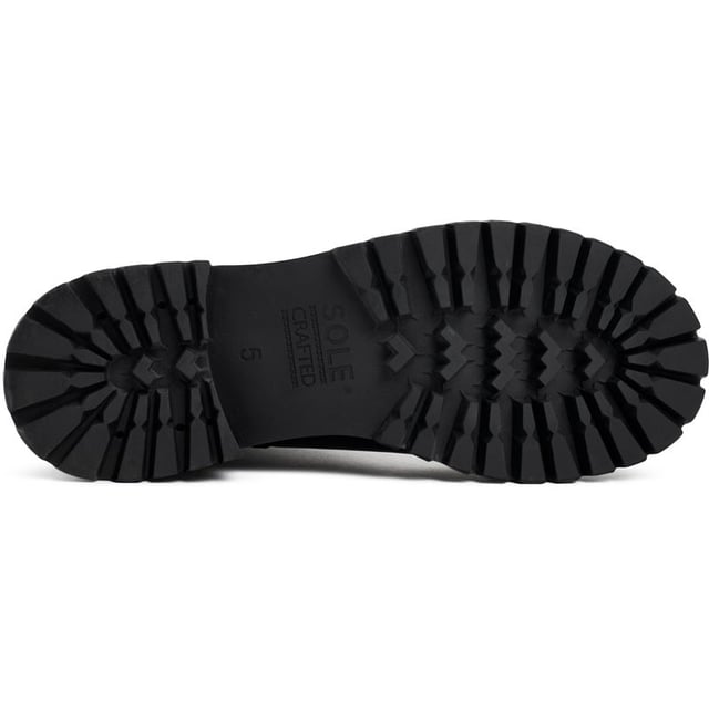 Presentamos la Bota Tobillera The Sole Crafted Thimble, un faro de estilo y comodidad versátil con un toque de rusticidad. Envuelta en piel negra premium, estas exclusivas botas tobilleras ofrecen sofisticación y durabilidad. Con elegantes superiores de cuero, lujosa forro de cuero y una suela con tacos, cada detalle está meticulosamente elaborado. Ya sea que salgas por la noche o enfrentes un largo día de trabajo o universidad, las botas Sole Stitch aportan un toque distinguido a cualquier atuendo.