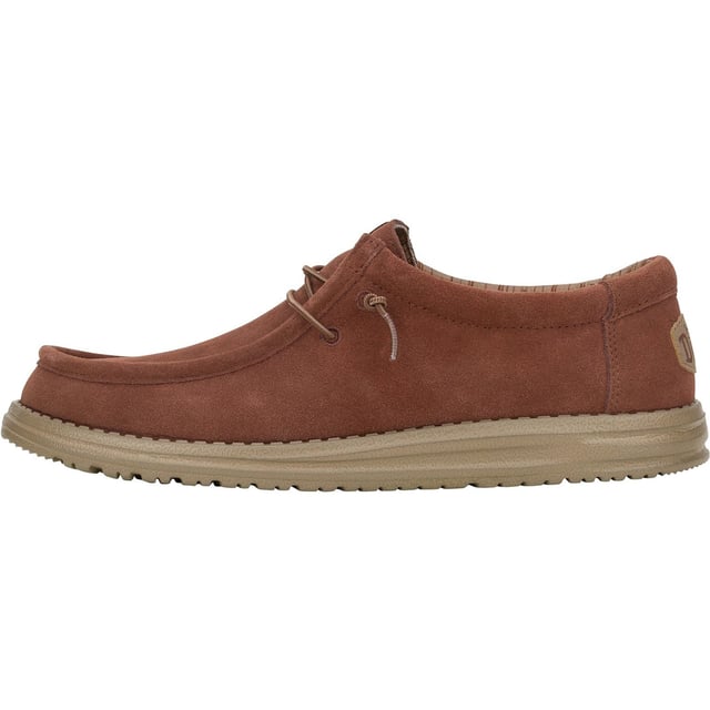 Es geht nichts über Wildleder. Von Tag zu Nacht. Arbeit und Freizeit. Der Wally Suede wertet jeden Look auf, ohne einen Schritt zu verpassen. Hochwertiges Wildleder, coole klassische Farben und ganztägiger HEYDUDE-Komfort.