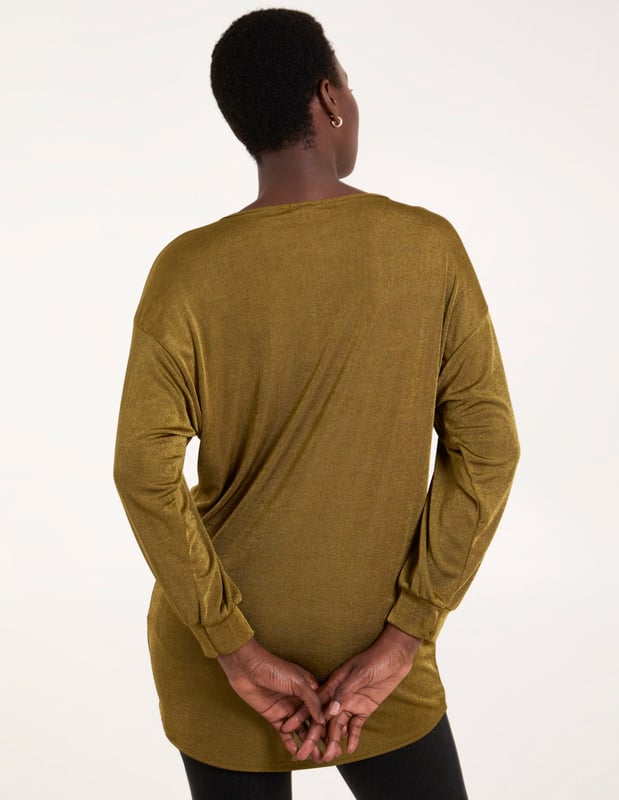 An oversized long sleeve top, perfect for those casual days! Whether you're walking the dog or snuggling on the sofa, here is the top for those days! Team with your fav sneakers and be good to go!    