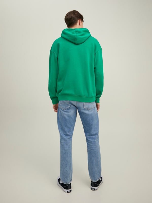 Der JACK & JONES Kapuzenpullover für Männer ist sehr bequem und sitzt perfekt. Seine Kapuze kann mit einem Kordelzug verstellt werden. Die Kängurutasche bietet Platz für all Ihre Habseligkeiten. Die Bündchen sorgen für zusätzlichen Halt und Komfort. Weiche, atmungsaktive Baumwolle und präzise Verarbeitung zeichnen die Mode der Marke JACK & JONES aus. JACK & JONES ist stolzes Mitglied der Better Cotton Initiative. Mit dem Kauf von Baumwollprodukten von JACK & JONES unterstützen Sie einen nachhaltigeren Baumwollanbau.