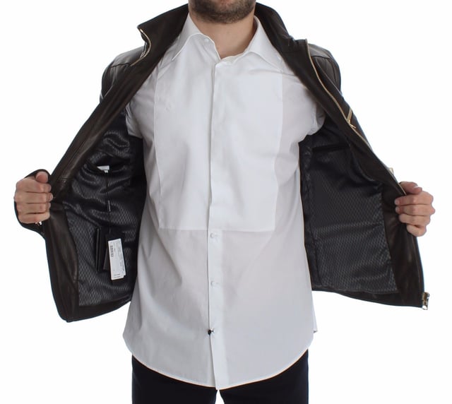 Atemberaubende Lederjacke aus braunem Lammleder von Dolce & Gabbana  
Exklusives Stück aus der MainLine-Kollektion  
Braune Farbe mit goldenen Metallelementen  
Vollständiger Reißverschluss  
Mehrere Außentaschen mit Reißverschluss  
Zwei Innentaschen  
Gravierte Logo-Metallelemente  
Hervorragende Passform und Komfort  
Hergestellt in Italien  
Material: 100% Lammleder  
Futter: 44% Acetat, 41% Viskose, 15% Lammleder  
Material: 100% Lammleder