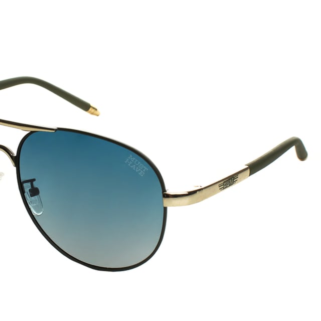 Must Have unisex zonnebril in aviatorstijl met gepolariseerde lenzen en UV-bescherming 400, ontworpen voor maximale oogbescherming en stijl.

 Met een robuust en elegant metalen montuur.

 UV 400 gepolariseerde lenzen blokkeren 100% van de UVA- en UVB-stralen, verminderen schittering en zorgen voor helderder, comfortabeler zicht.

 In het ontwerp is het merklogo gegraveerd op de veren en discreet op een van de lenzen, wat de authenticiteit en het onderscheidende karakter benadrukt.

 Ze worden geleverd met een zacht reinigingsdoekje om je lenzen brandschoon te houden en een beschermhoesje om ze veilig in op te bergen.

 Deze bril past perfect bij elke look en is ideaal voor wie op zoek is naar bescherming en stijl in één.
 Afmetingen: Lens hoogte: 50 mm, Lens breedte: 58 mm, Brug: 13 mm, Tempels: 140 mm
 Samenstelling: Metaal
 Onderhoud:
- Alleen wassen met water of, indien nodig, een milde zeep.
 - Droog met een zachte doek om krassen te voorkomen.
 - Vermijd contact met ruwe oppervlakken of schurende vloeistoffen.