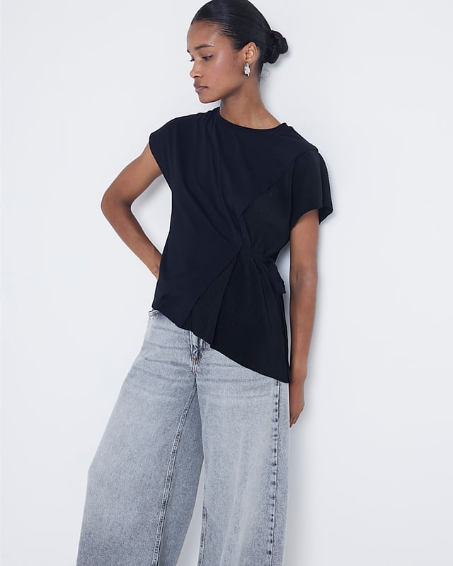 Hybrid deign, Plisse panel, Belted, Crew neckline, Sleeveless