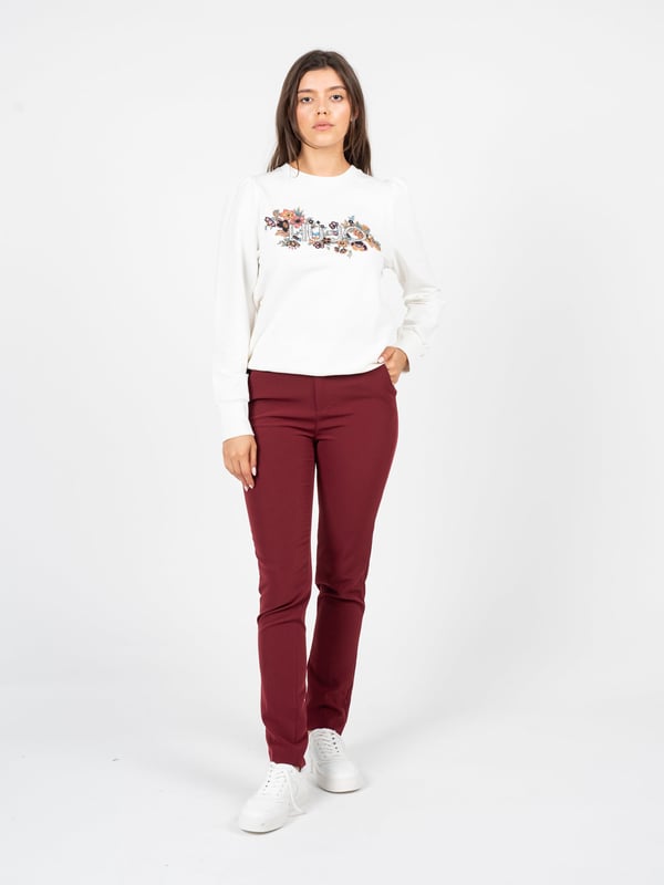 Ajuste a medida que realza la figura y proporciona un aspecto elegante, perfecto tanto para el día a día como para ocasiones más formales.

Abrochados con cremallera y un botón con logo, lo que les da un carácter único y garantiza comodidad y la seguridad de que los pantalones permanecerán en su lugar durante todo el día.

Perneras ligeramente estrechas que ofrecen un look moderno y hacen que los pantalones se combinen bien con diferentes tipos de calzado, desde elegantes zapatillas hasta deportivas sneakers.

La cintura media proporciona confort al llevarlos, al mismo tiempo que acentúa la cintura y añade armonía a la figura.

Con bolsillos laterales, que no solo son prácticos, sino que también añaden un encanto casual a los pantalones, permitiendo almacenar objetos pequeños.

En el bolsillo trasero, un detalle de la marca que destaca sutilmente y añade exclusividad y un carácter único a los pantalones.

Confeccionados con tejido de alta calidad que asegura durabilidad, comodidad y un aspecto elegante, lo que hace que los pantalones sean una prenda de larga duración.