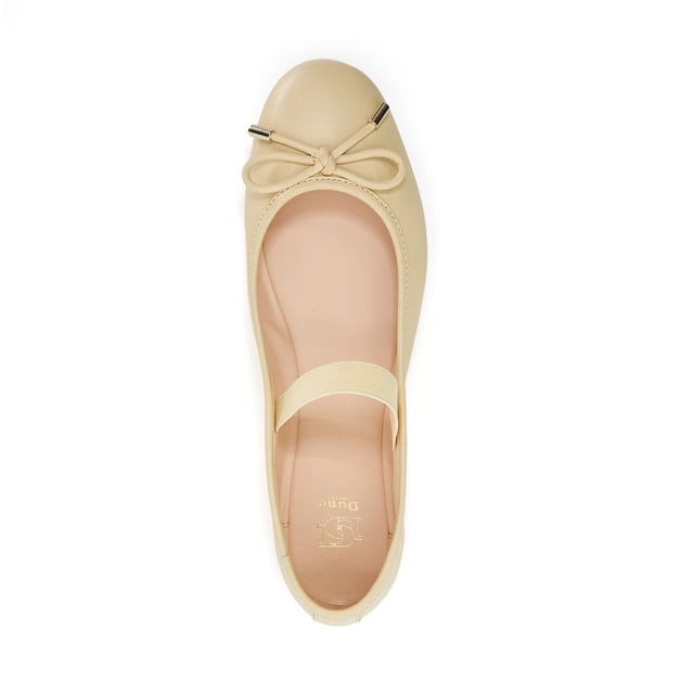Our Helenas flats have been crafted from premium soft leather and designed with an elasticated strap to hold your foot in place. A contemporary approach to a timeless shoe, this versatile silhouette is complemented by an elegant almond toe.