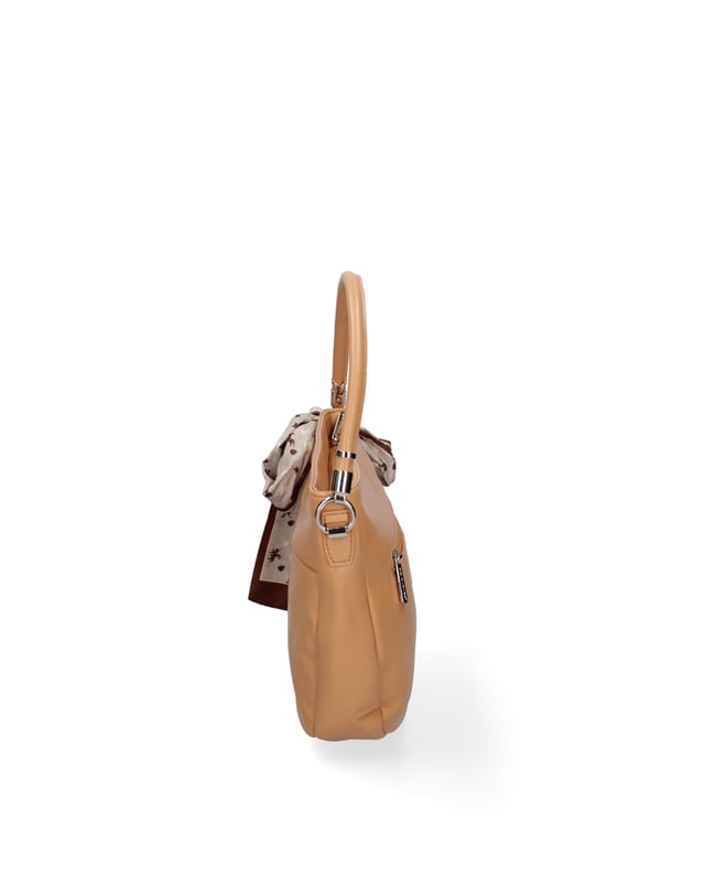 Bolso de mujer. El cierre es con cremallera. Los bolsillos internos son uno con cremallera y otro abierto. Los bolsillos externos son uno en la espalda con cremallera. La correa para el hombro es ajustable y extraíble. El mango es de piel regenerada. Hay un compartimento interno. El material exterior es ecopiel. Internamente está forrado en poliéster. Medidas: 20x24x6 cm. Producto de moda