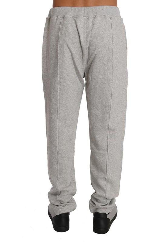 Billionaire Italian Couture Grauer Trainingsanzug mit Kapuzenpullover und elastischer Hose  
100% Authentisch  
Pullover mit Kapuze und 2-Wege-Reißverschluss  
Lange Raglanärmel und 2 Handtaschen  
Musterfutter und verstellbare Kapuze mit Kordelzug  
Rippbündchen und Saum mit Aufhängetab  
Logopatch auf der Brust, Aufhängetab und markierte Kordelenden sowie Reißverschluss-Zuglaschen  
Hose mit elastischem und verstellbarem Bund mit Kordelzug  
2 Handtaschen und Naht vorne  
Logopatch nahe der linken Handtasche und markierte Kordelenden  
Hergestellt in Italien  
Material: Baumwolle